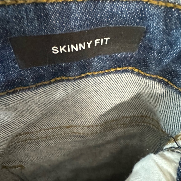 Judy Blue Jeans 5/26 Mid-Rise Skinny Asymmetrical Cuff Distressed Dark Wash - Picture 8 of 10